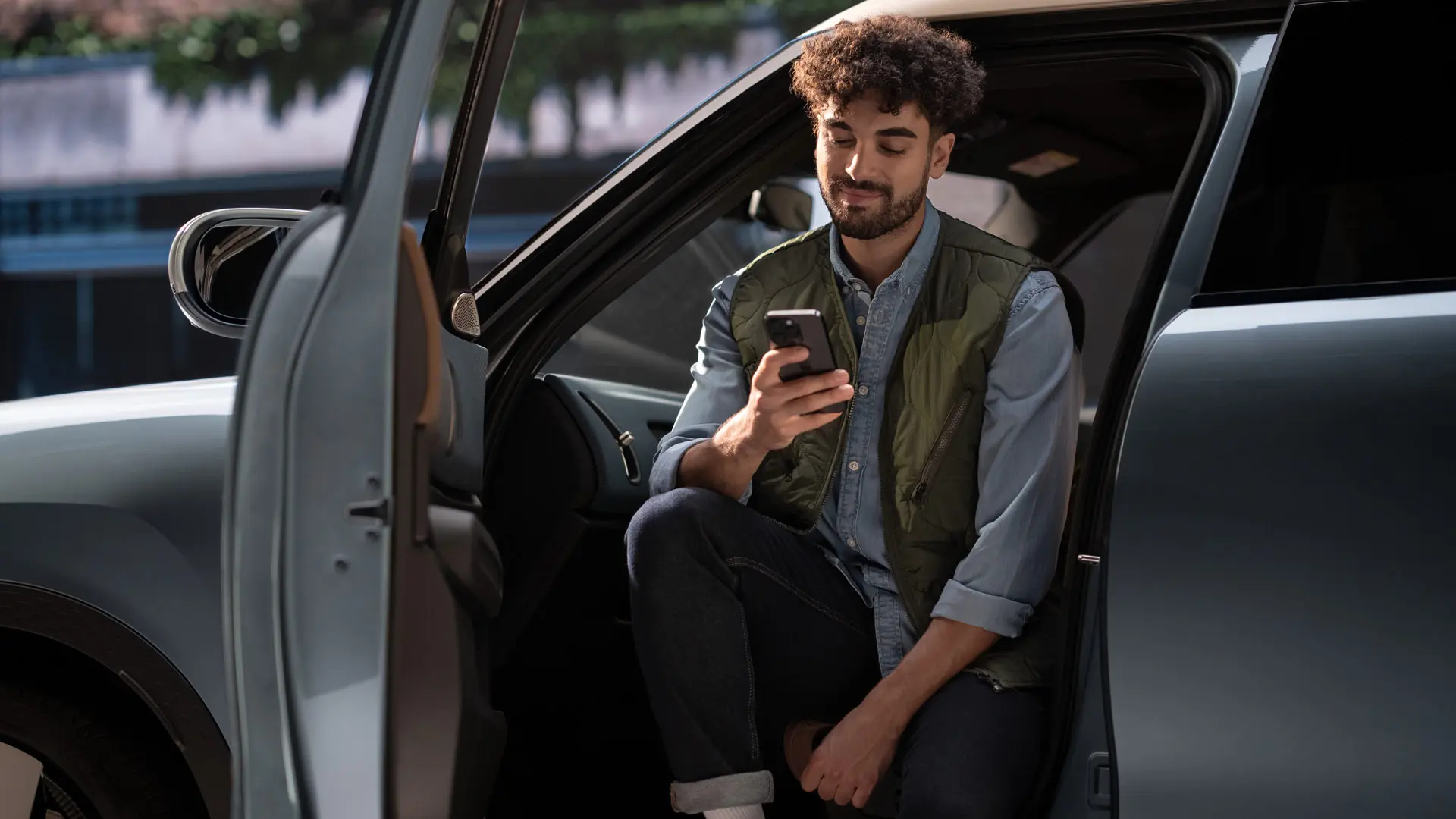 Muškarac putem mobilnog telefona rezervira servisni termin.