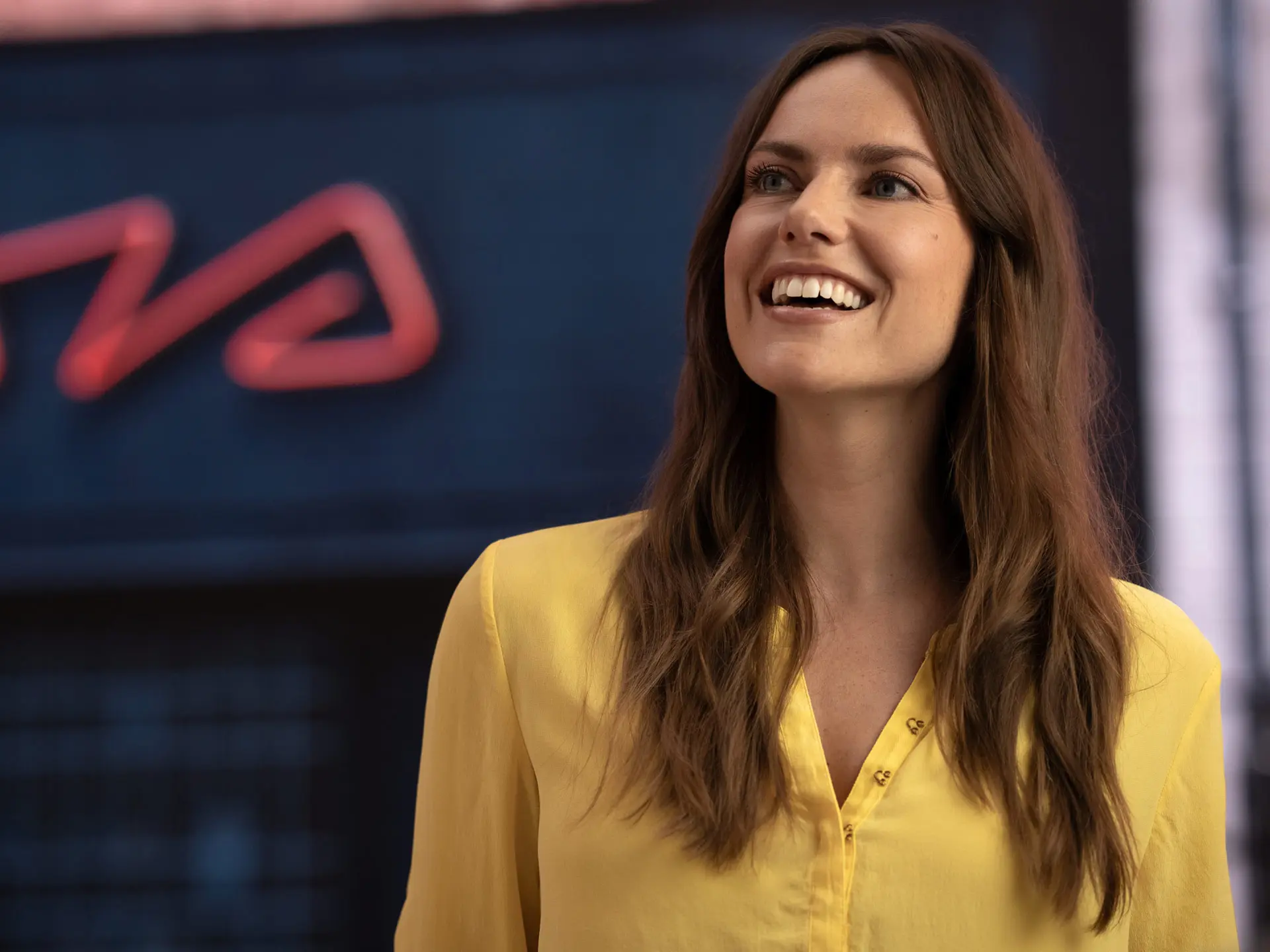 MINI servisni partner - nasmijana žena u žutoj košulji