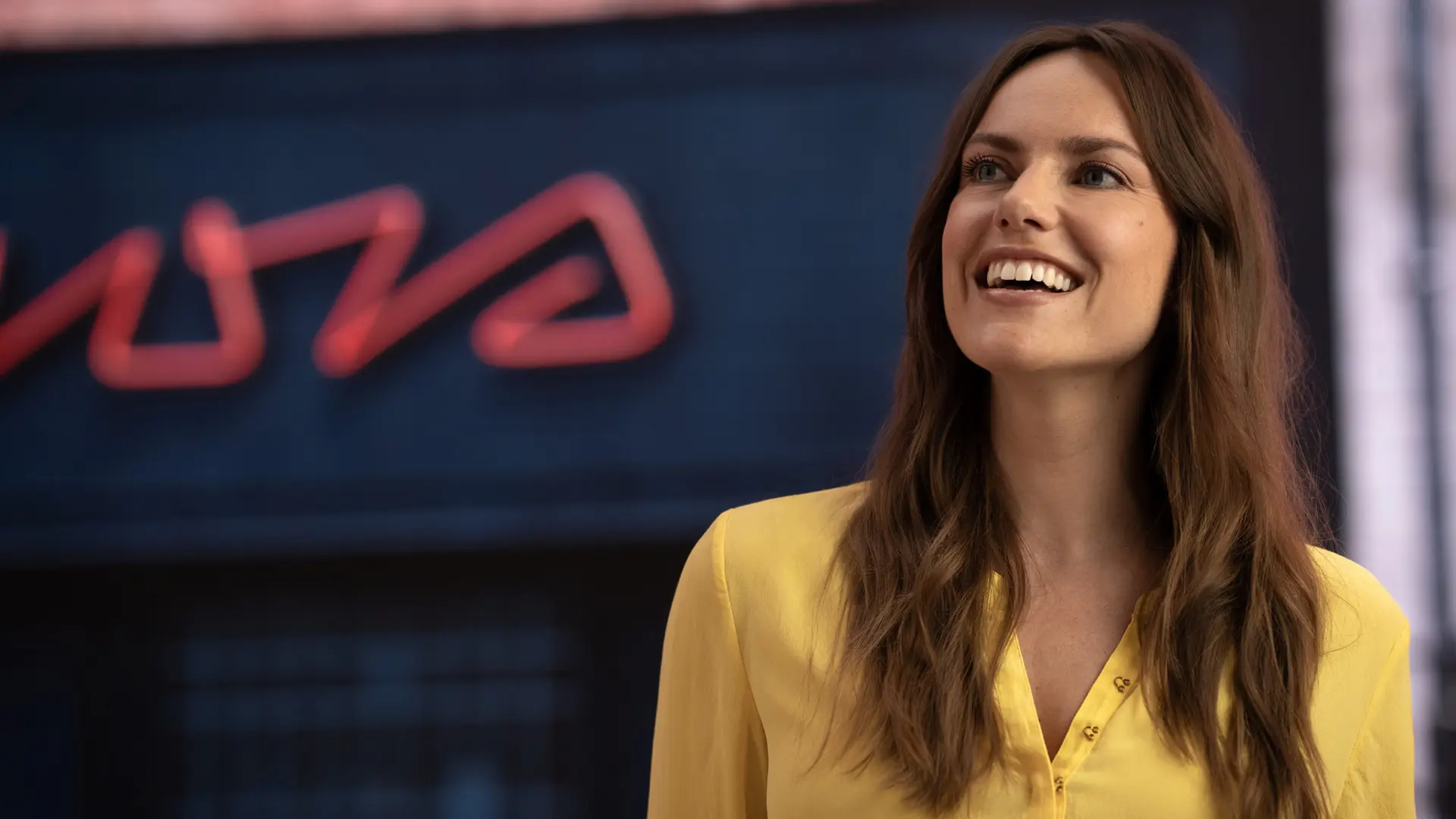 MINI servisni partner - nasmijana žena u žutoj košulji