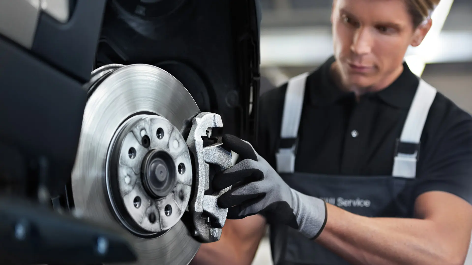 MINI zaposlenik provjerava kočnice