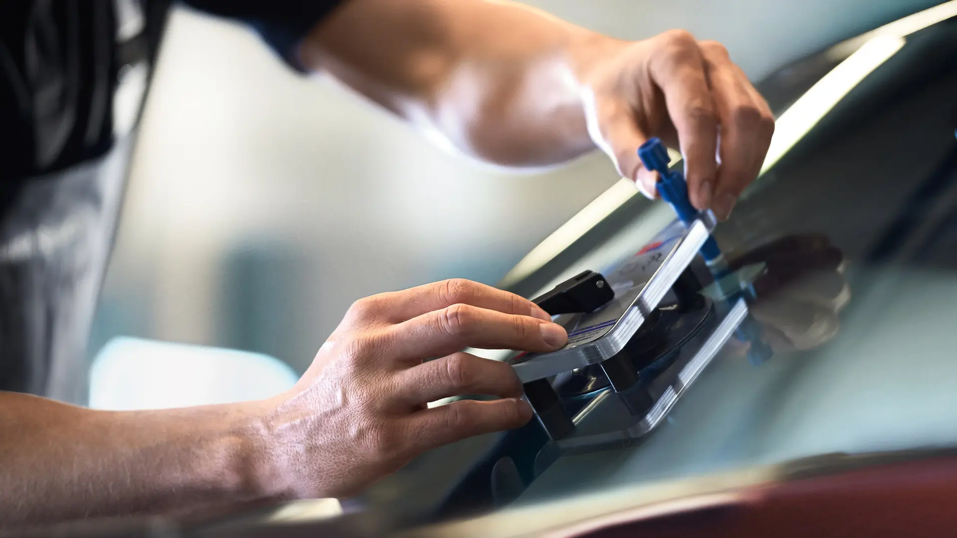 MINI djelatnik popravlja staklo