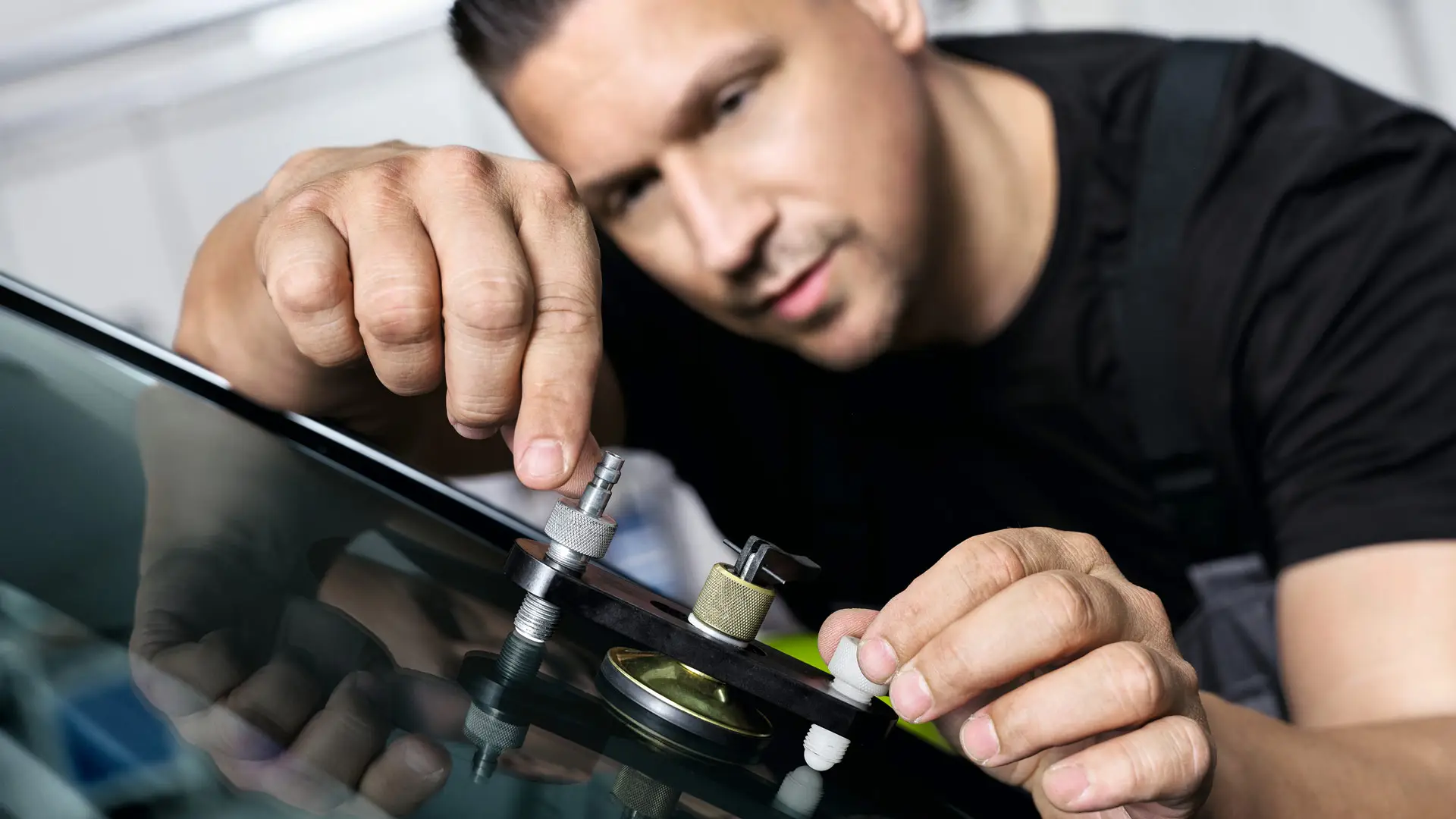 MINI djelatnik popravlja vjetrobransko staklo.