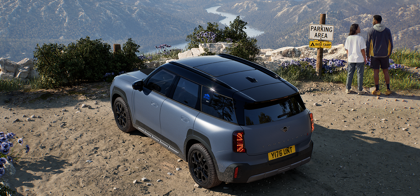 Prikaz stražnjeg kraja MINI Countryman Untamed Edition modela iz stražnjeg kraja.