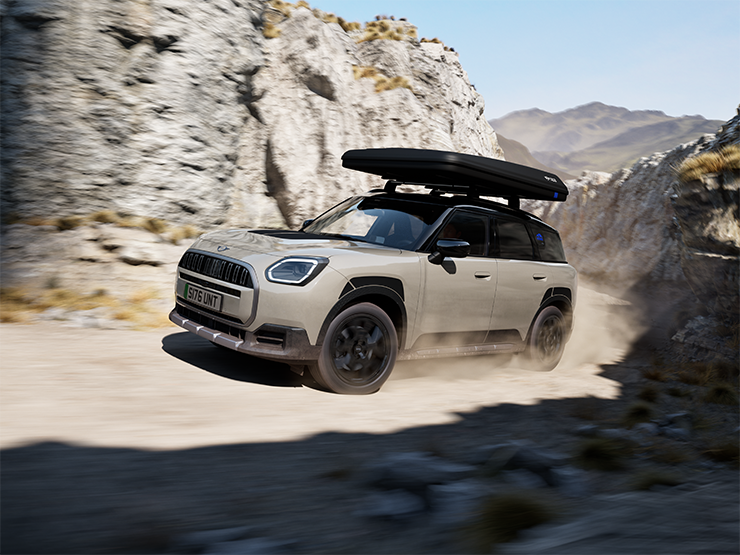 Prikaz prednjeg kraja MINI Countryman Untamed Edition modela u vožnji.