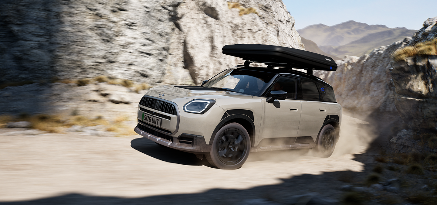 Prikaz prednjeg kraja MINI Countryman Untamed Edition modela u vožnji.