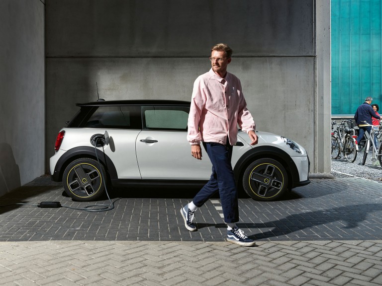 potpuno električni mini – srebrni i crni – pogled sa strane