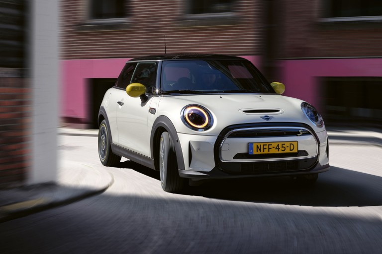 mini elektromobilnost – doseg– stražnji pogled električnog minija