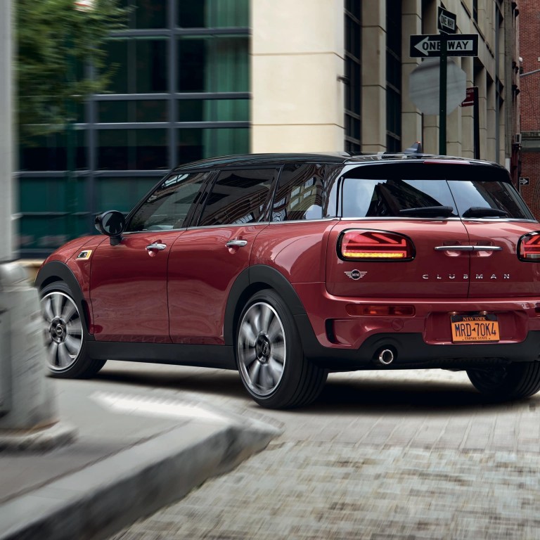 MINI Clubman – crveno i crno – prikaz stražnjeg kraja s Union Jack stražnjim svjetlom