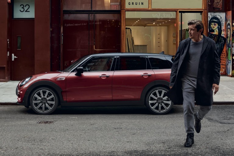 MINI Clubman – crveno i crno – prikaz bočnih strana