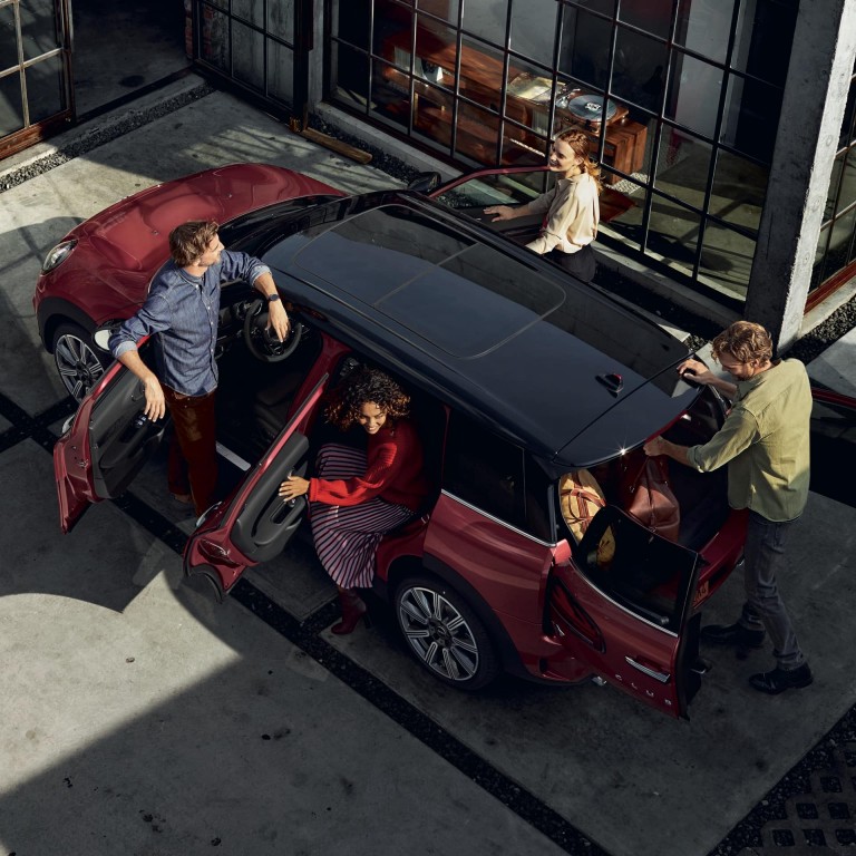 MINI Clubman – crveno i crno – prikaz svih šest otvorenih vrata iz zraka