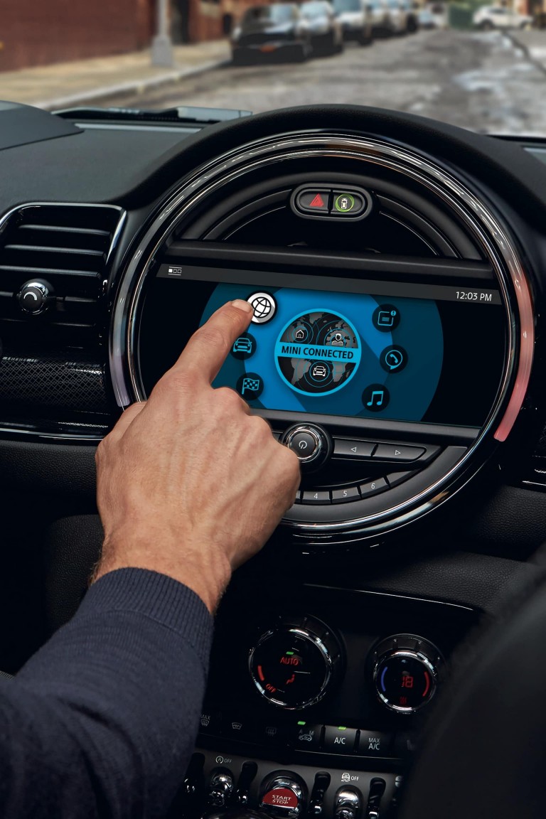 MINI Clubman – unutrašnjost – zaslon središnje konzole osjetljiv na dodir