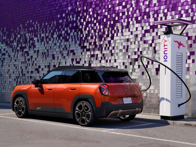 Potpuno električni MINI Aceman - punjenje - punjenje na radnom mjestu