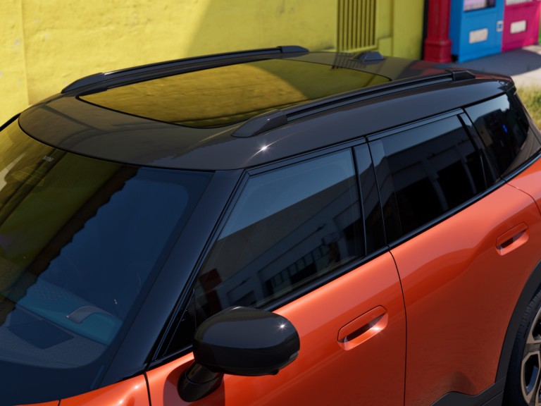 Potpuno električni MINI Aceman - prostor i svestranost - plaža