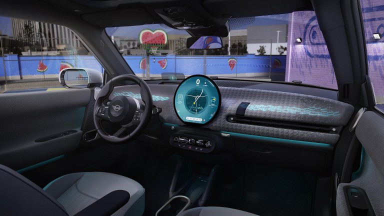 Potpuno električni MINI - unutrašnjost - oled zaslon