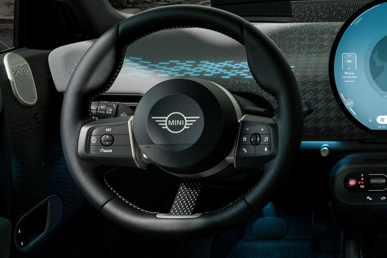 Potpuno električni MINI - interijer - volan