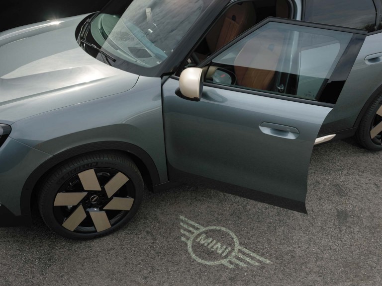 Potpuno električni MINI Countryman - eksterijer - svjetla dobrodošlice