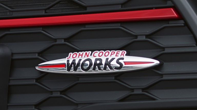 MINI John Cooper Works Clubman – prednja maska – JCW oznaka
