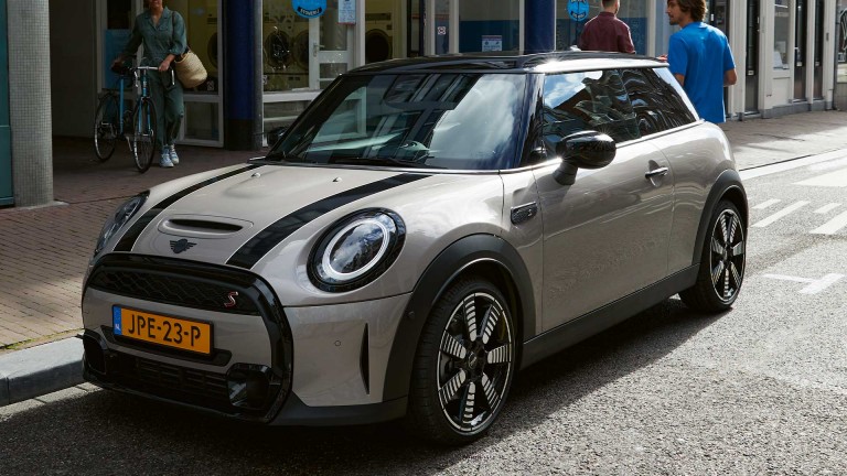 MINI 3-vrata – pogled sprijeda plava i bijela – usporedba modela