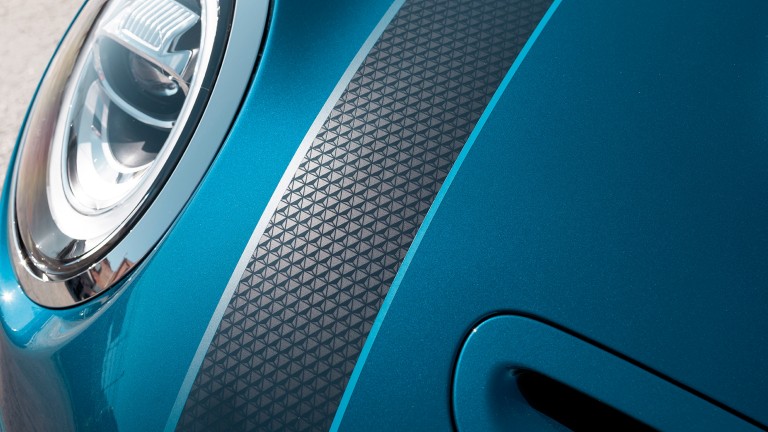 MINI Cabrio Sidewalk Edition – pruge na poklopcu motora – crna i plava