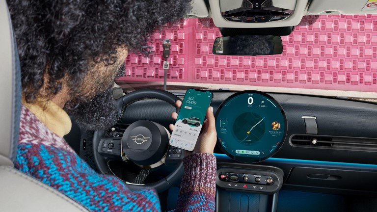MINI Cooper 3 vrata - digital experience - mini aplikacija